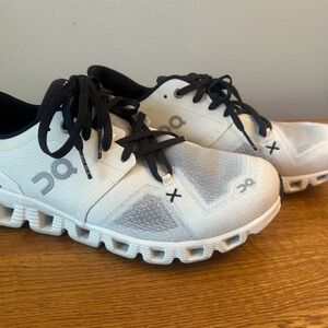 On Running women’s White and Black Athletic Shoes 8.5, great condition!